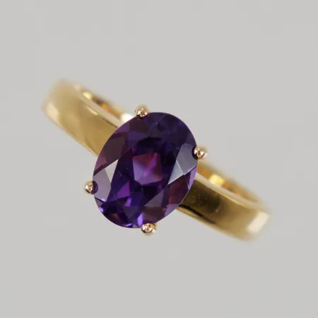 Ring med lila sten stl 17, bredd 2,6-8,9mm, 14K Vikt: 3,9 g