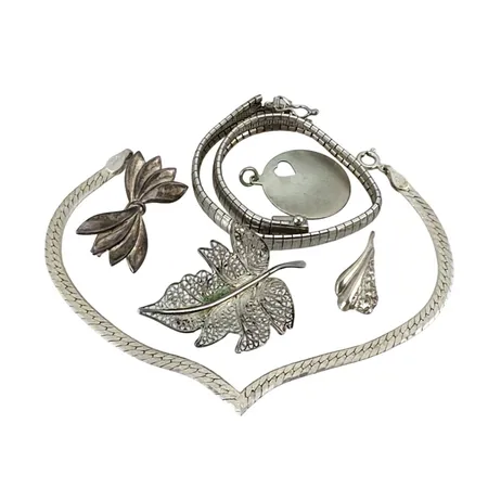 Diverse silversmycken 830-925/1000, bruksmärken/defekter/gravyr  Vikt: 27,7 g
