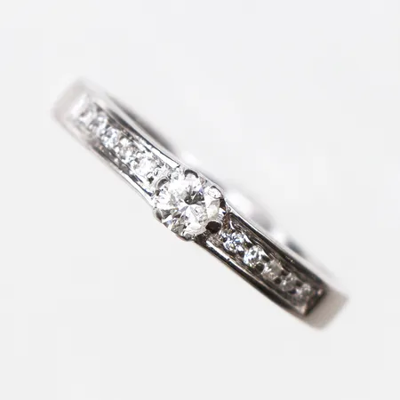 Ring med 11 diamanter 0,25ctv enligt gravyr varav mittstenen ca 0,16ct, Stl:17½, bredd: 2,9-3,7mm, vitguld, 14K Vikt: 2,9 g