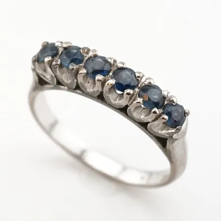 Ring m blå stenar, vitguld, stl 17(53), bredd 3,5mm, 18k Vikt: 3,3 g