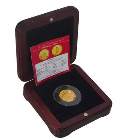 Guldmynt - USA 5 Dollar (Five Dollars) 1986, Frihetsstatyn 100 år, Ø21,6 mm, 21,6K (900/1000), förvaras i myntkapsel med tillhörande träetui, informationsfolder om myntet medföljer, inköpt från Myntverket Moneta, mycket fint skick Vikt: 8,4 g