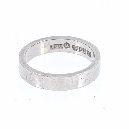 Ring slät stl:16¼ bredd 4mm, gravyr, vitguld 18K 5,1g. 