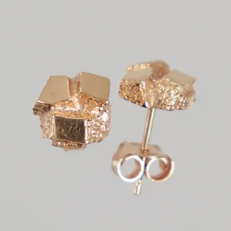 Ett par örhängen Ø ca 7mm, 18K Vikt: 1,6 g