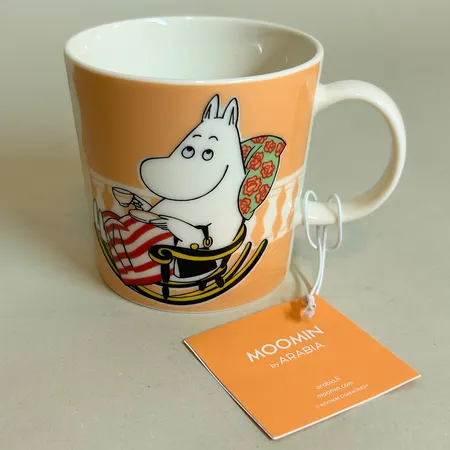 Muminmugg Muminmamma aprikos Arabia Finland höjd 8cm Ø8cm märkt QC0625 etikettmärkt samt lapp, porslin Skickas med paket.