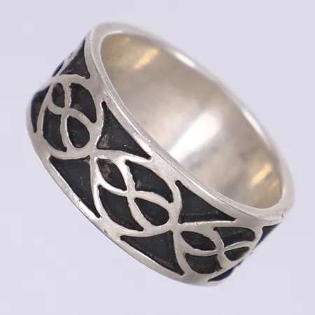 Ring med präglad dekor stl:18½ bredd 8mm silver 925/1000 Vikt: 5,6 g