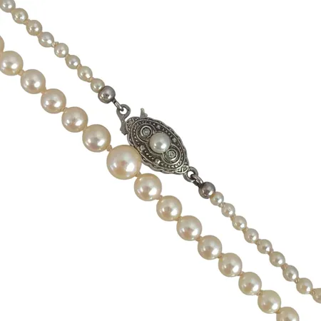 Pärlcollier odlade sötvattenspärlor doserad modell, Ø2,5-5,8 mm, blåvitrosa ton, god lyster, lås i silver 835/1000 (13,5x8 mm), lås med vita stenar & odlad sötvattenspärla, längd 49 cm, lås med oidentifierad tillverkarstämpel  Vikt: 8,5 g