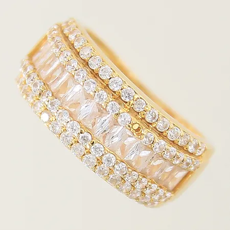 Ring med vita stenar stl:15¼ bredd 4,5-8,5mm 1 sten saknas 14K Vikt: 4,7 g