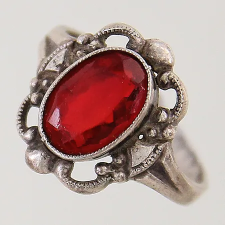 Ring med röd sten stl:16¼ bredd 2,5-15,2mm sten med nagg silver 830/1000 Vikt: 2,1 g