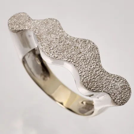 Ring stl:17½ bredd 4,2-8,3mm, 18K vitguld, 7,24g.