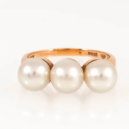 Ring med 3 odlade vita saltvattenpärlor á Ø7,5mm stl:19 bredd 1,8-7,5mm, stämplad 18K kattfot, 6,2g.