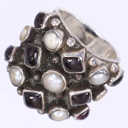 Ring KumKum med stenar och pärlor stl:18 bredd 10-25mm bruksslitage silver 925/1000 Vikt: 24,1 g