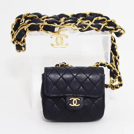 Väska Chanel Flap-bag micro blått quiltat kalvskinn ca. 7,5x8x3,5cm, avtagbar axelrem, Made in France, mindre slitage, inga övriga tillbehör