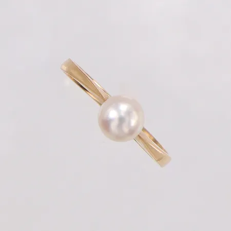 Ring med odlad saltvattenpärla Ø6,5mm, stl:19½ bredd 2,5mm. 18K  Vikt: 2,5 g