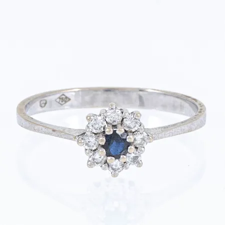 Carmoséring vitguld med en safir & diamanter 7 x ca 0,02ct. Stl:17¾ bredd 2,3 - 7,6 mm. 1,8g 18K