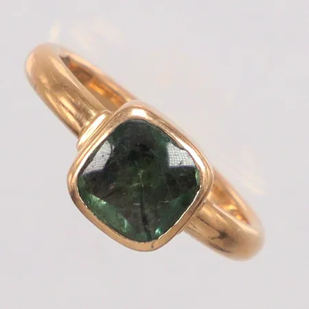 Ring grön sten stl: 18,1mm gravyr 18K Vikt: 5,5 g