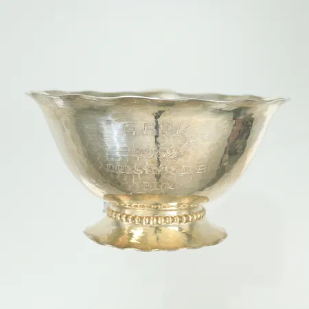 Skål med hamrad yta, höjd ca 5cm, Ø8,5cm, gravyr, Silver 830/1000 Vikt: 47,5 g