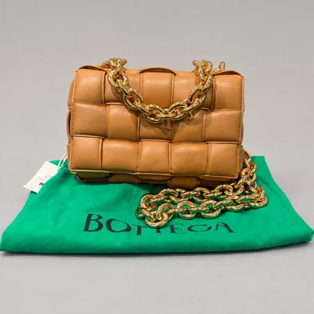 Väska Bottega Veneta Chain Casette, brunt läder, höjd ca 16cm bredd ca 26cm, beslag i gulmetall, lätt brukslitage, dustbag, tag, inga övriga tillbehör
