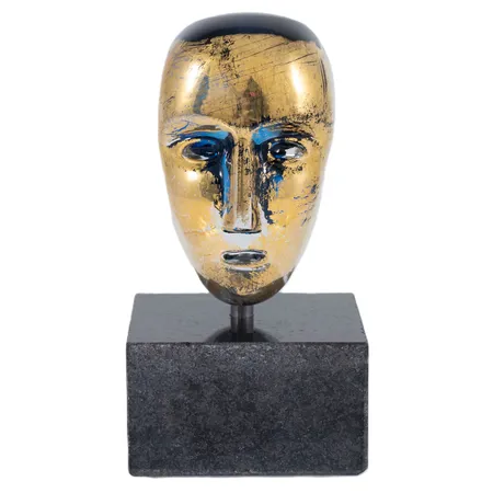 Skulptur Brains av Bertil Vallien för Kosta Boda höjd 11cm inkl svart stensockel, guldfolierat klarglas med blå inslag, signerad 8BYAAT 009007/1000. Skickas med postpaket.