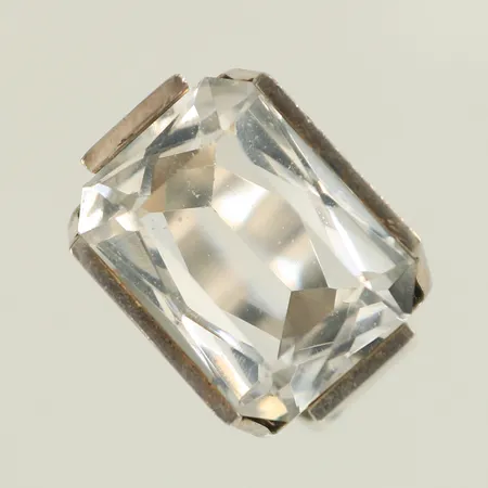 Ring med vit sten, stl 16½, bredd 9-13,5mm, Silver 830/1000  Vikt: 7,4 g