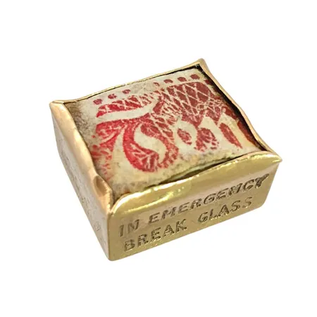 Vintage berlock med brittisk 10-shillingsedel, "In Emergency Break Glass", 9K guld, 13,5 x 12 mm, defekt ögla Vikt: 1,8 g