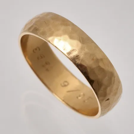 Ring stl:20½ bredd 6mm, personlig gravyr, 18K, 6,81g.