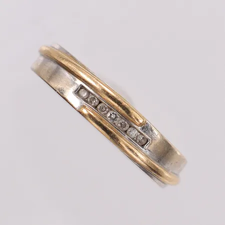 Ring med 8/8-slipade diamanter 7xca0,01ct, stl:19 bredd 4,5mm, tvåfärgad, GHA. 18K Vikt: 6,2 g