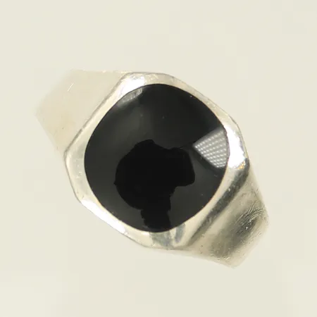 Ring med svart sten, stl 21, bredd 4-13,4mm Silver 925/1000 Vikt: 6,5 g