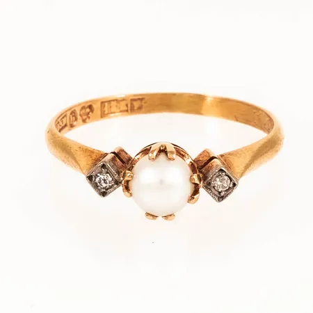 Ring med en odlad pärla och två diamanter á ca 0,01ct. Stl:16½. Bredd 1,7 - 5,7 mm. 2,0g 18K.