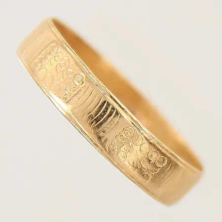 Ring med mönstrad dekor stl:19 bredd 4,3mm skev 21K Vikt: 2,1 g