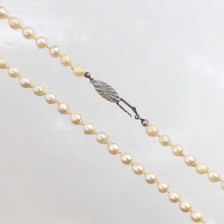 Pärlcollier 47cm, bredd: 6mm, odlade pärlor, slitage på flera av dem, silverlås som ej går att stänga, etui, 925/1000 Vikt: 0 g