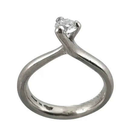 Diamantring i 18K vitguld, Diamant 0,20ct, Guldsmed Rolf Nilsson Kristianstad, uppbyggd fattning 7 mm, stl:15½ mm, bredd 2,5 - 3,3 mm, gravyr Vikt: 5 g
