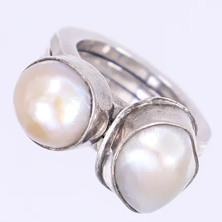 Ring med pärlor stl:17½ bredd 6-14mm hårt bruksslitage ostämplat silver 925/1000  Vikt: 16,7 g