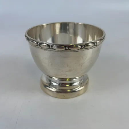 Skål på fot, höjd ca 7cm, Ø8,3cm, 830/1000 silver Vikt: 100,3 g