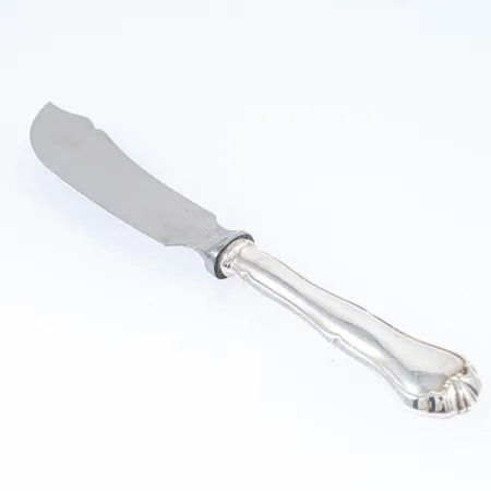 Finsk Chippendale i silver (830/1000) en ostkniv med rostfritt blad. Längd 170 mm. Finska stämplar med svenska importstämplar. Bruksskick. Vikt 53,6g. 
