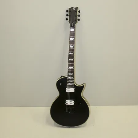 Elgitarr Ltd Gus-200EC, Gus G signatur, 22-band, Esp lh-150 mikrofoner, kropp i Basswood, Lönnhals, greppbräda i rosenträ, färg black satin, fint skick, hårt fodral, Skickas med Bussgods eller PostNord