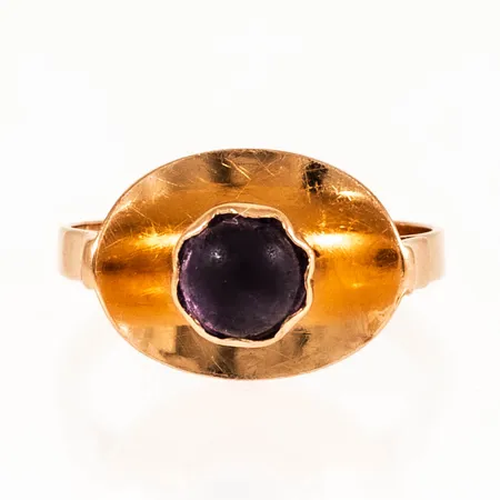 Ring med cabochonslipad ametist stl:17 bredd 2-10,5mm, matt sten, repor, 18K 2,6g.