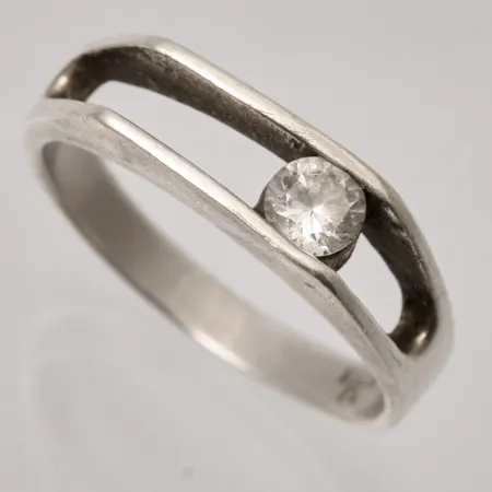  Ring stl:19, bredd 3-5,7mm, 1st vit sten, 925/1000, 3,66g.
