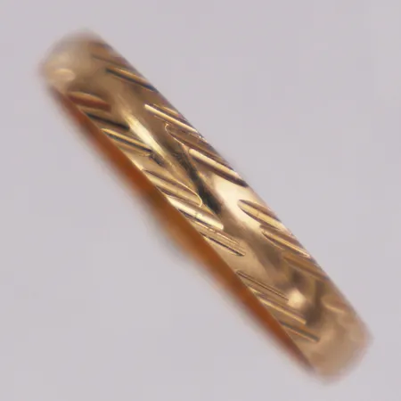 Ring dekor stl:18 bredd 3mm, gravyr, 18K  Vikt: 2 g