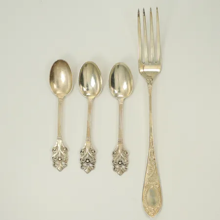Diverse bestick, matgaffel 20,5cm, tre kaffeskedar 11,5cm, okända modeller Silver 830/1000 Vikt: 73,5 g