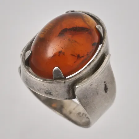 Ring stl:18, bredd 4,7-21,1mm, Bärnstens liknande sten, 835/1000 silver, 6,88g.