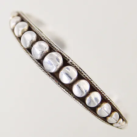 Stelt armband med dekor Ø55mm bredd 4,4-10mm något skev silver 925/1000 Vikt: 16,3 g