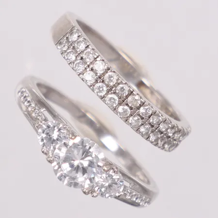 Två ringar stl 17¾ vita stenar silver 925/1000 Vikt: 4,5 g
