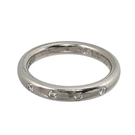 Diamantring i 18K vitguld, Diamanter 4 x 0,02ct, Guldsmed Rolf Nilsson (OWN), Kristianstad, stl:15¾ mm, bredd 3 mm, gravyr Vikt: 4,6 g