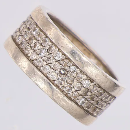 Ring vita stenar stl:17, två stenar saknas, 925/1000 silver Vikt: 7,5 g