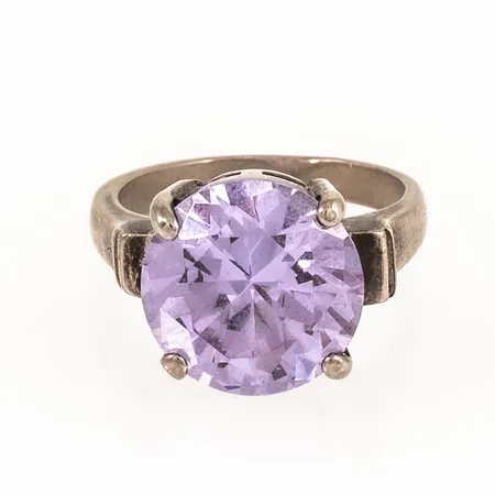 Ring i silver med en lila sten. Stl:15¾. Bredd 2,4 - 12 mm. 6,2g 925/1000. 