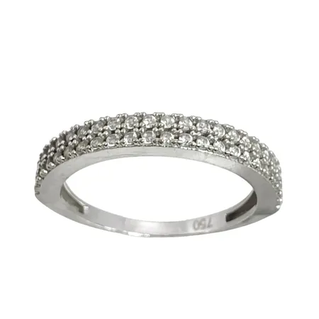 Ring i 18K vitguld, vita stenar, stl:17¾ mm, bredd 1,7 - 3 mm Vikt: 2,2 g