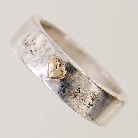 Ring med hjärta stl:17 bredd 5,8mm förgylld detalj gravyr silver 925/1000 Vikt: 6,4 g