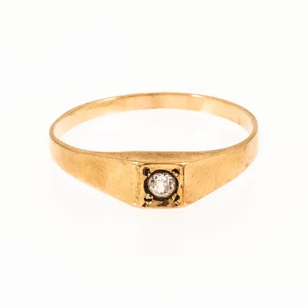Ring med vit sten stl:17¾ bredd 1,6 - 4,8 mm. 14K 1,8g. 