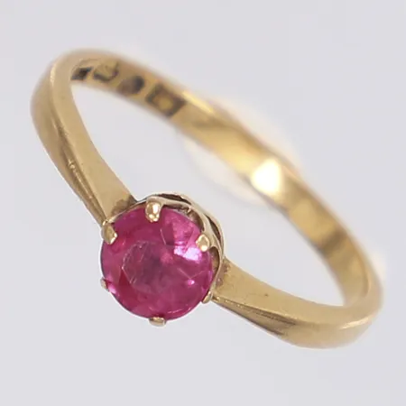 Ring med rosa sten stl:17¾ bredd 2-5mm svenska stämplar troligen 1944, defekt innefattning, 18K Bruttovikt: 3,0g Vikt: 3 g