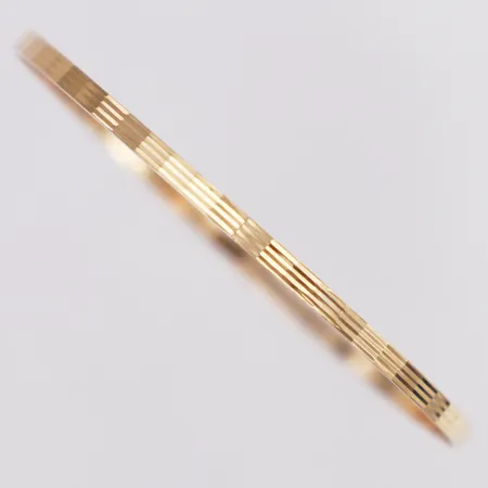 Armring ca 62x68mm bredd 2,8mm, skev, 18K  Vikt: 6,6 g